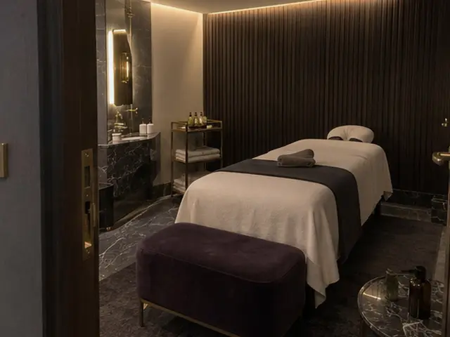 Mermer lavabolu odada masaj masası ve puf — Taksim, Masaj Salonun