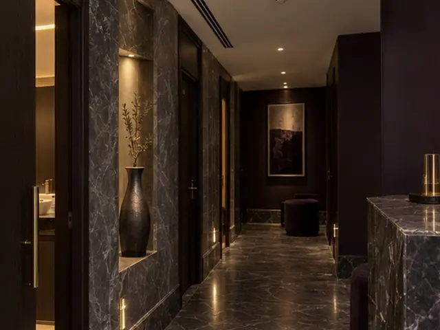 Mermer duvarlı, loş ışıklı salon koridoru — Taksim, Masaj Salonun